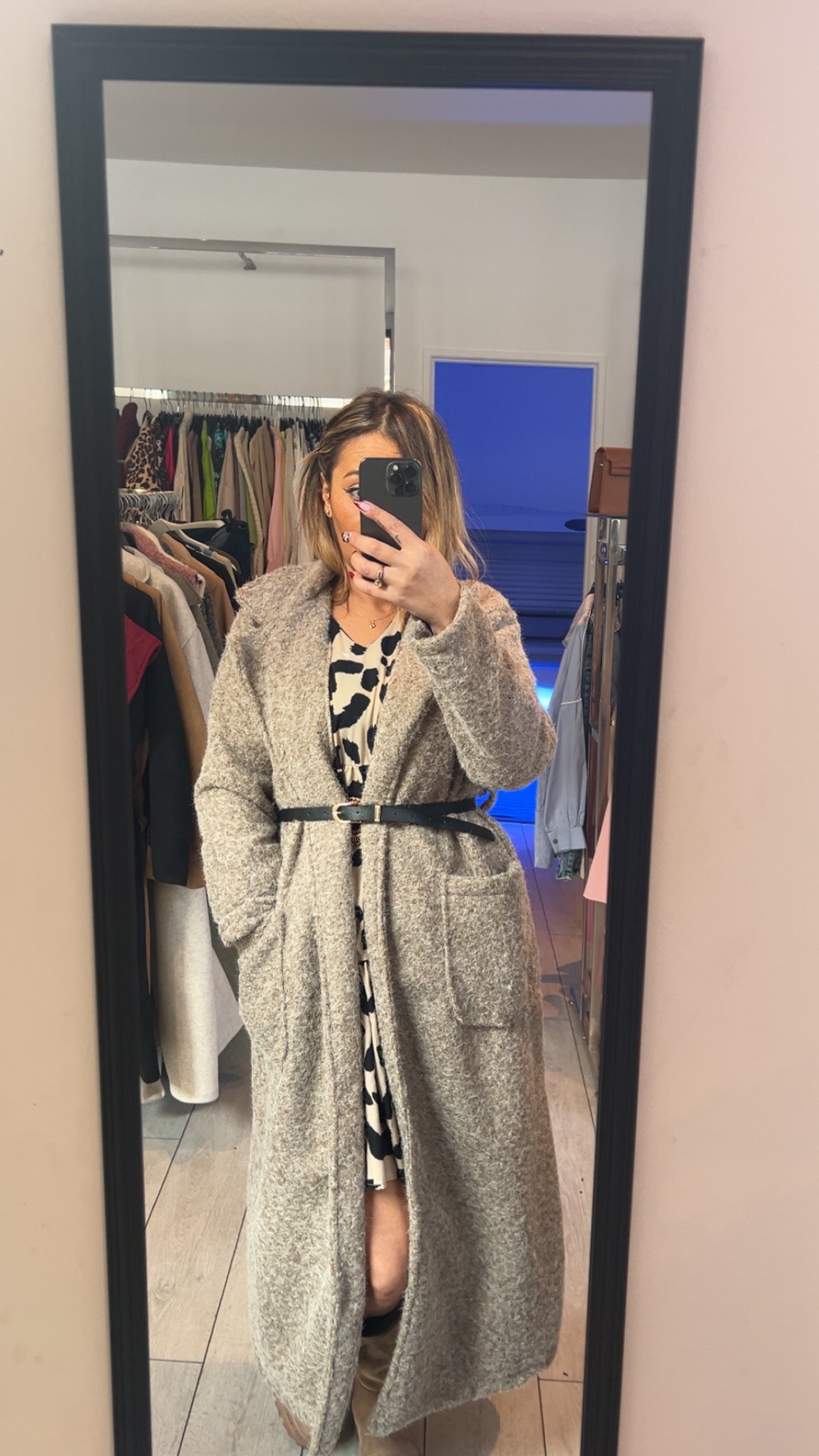 Manteau Long Beige en Laine Bouclée avec Ceinture