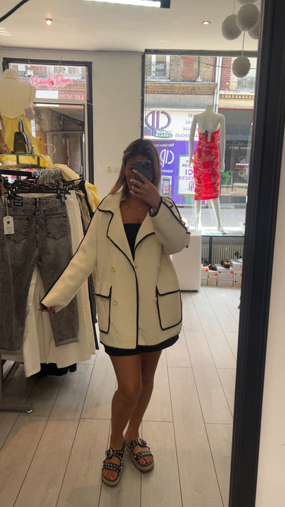Veste Longue Femme Écrue à Liserés Noirs – Chic & Élégante