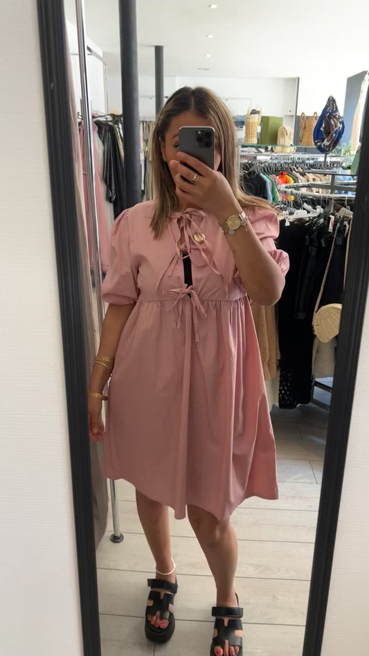 Robe courte a noeuds