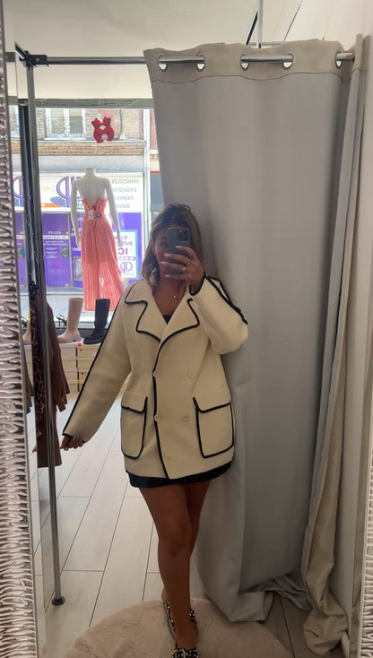 Veste Longue Femme Écrue à Liserés Noirs – Chic & Élégante