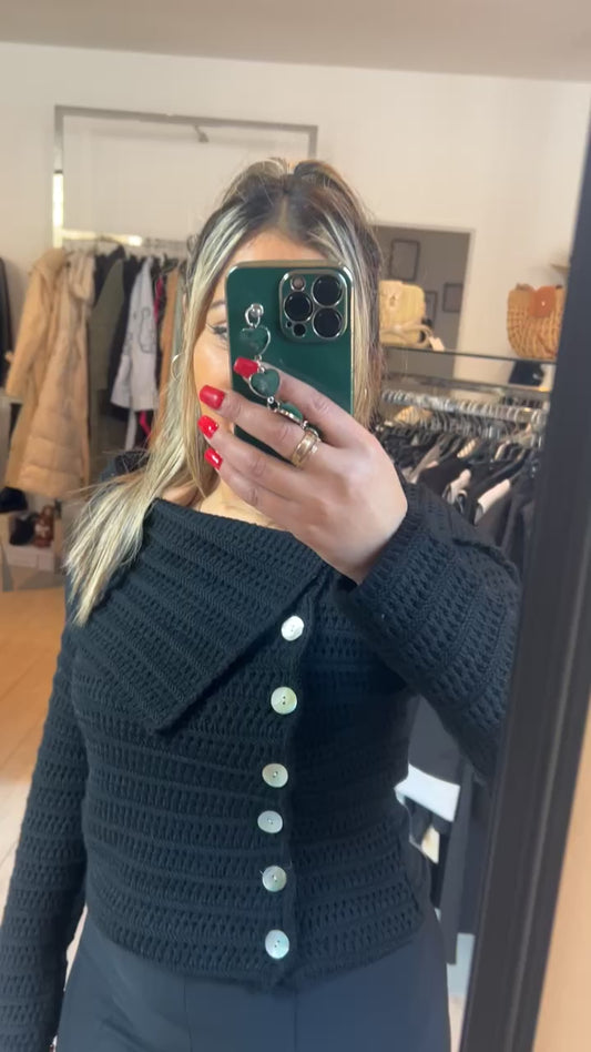 Pull gros bouton noir